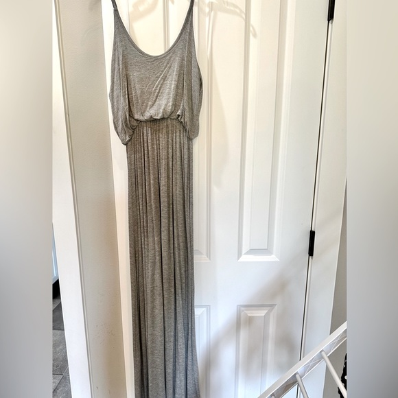 Cute and comfortable maxi dress with pretty detailing. Size small. - Picture 4 of 4